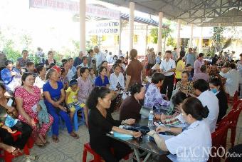 Long An province: Buddhists and volunteers conduct health checks for poor people